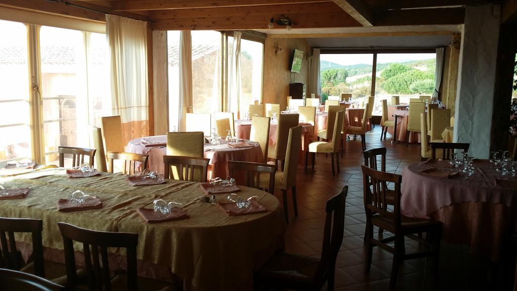 Hotel Ristorante La Tana Di Li Mazzoni Trinità dʼAgultu 外观 照片