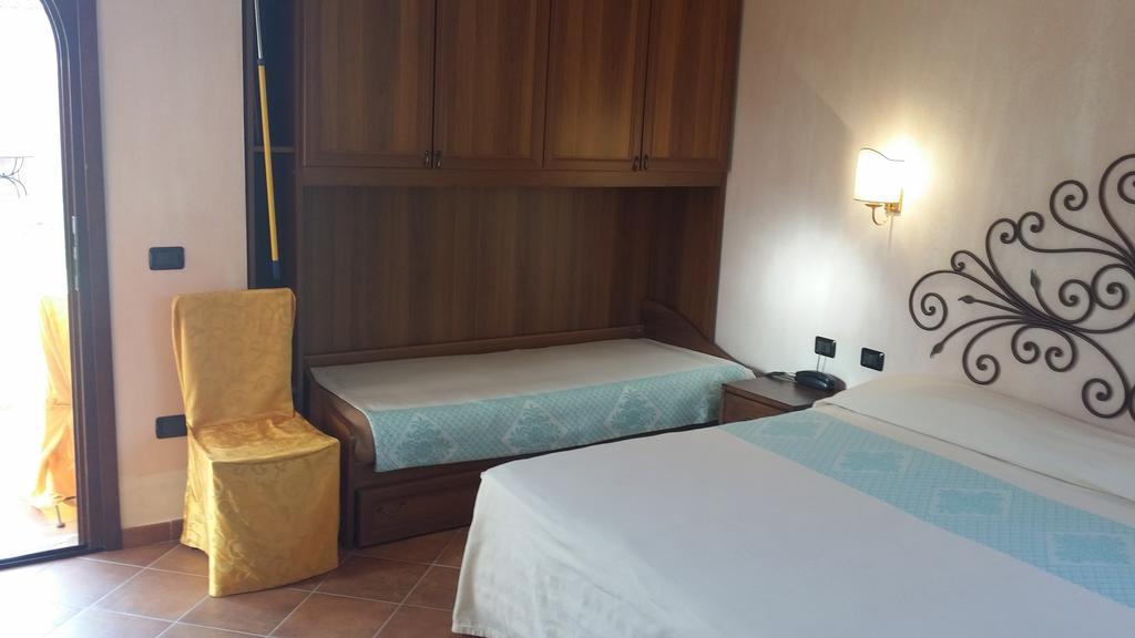 Hotel Ristorante La Tana Di Li Mazzoni Trinità dʼAgultu 外观 照片