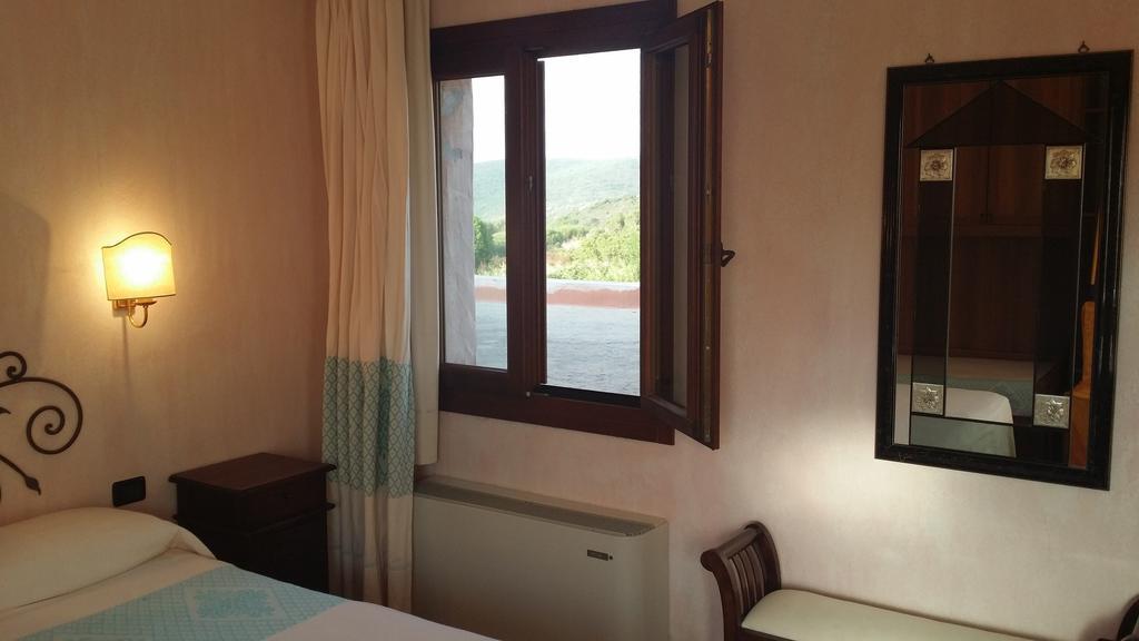 Hotel Ristorante La Tana Di Li Mazzoni Trinità dʼAgultu 客房 照片