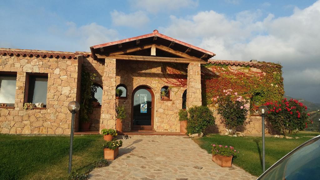 Hotel Ristorante La Tana Di Li Mazzoni Trinità dʼAgultu 外观 照片