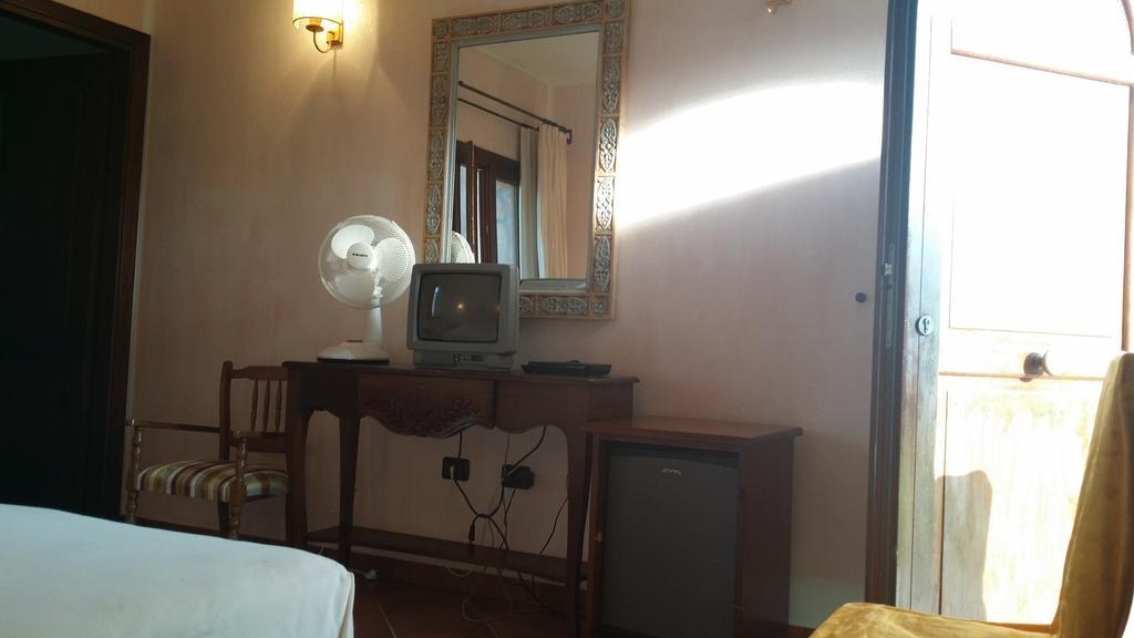 Hotel Ristorante La Tana Di Li Mazzoni Trinità dʼAgultu 外观 照片