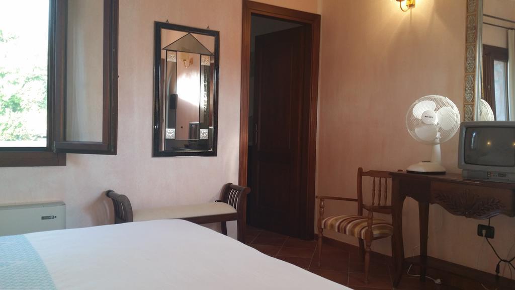 Hotel Ristorante La Tana Di Li Mazzoni Trinità dʼAgultu 外观 照片