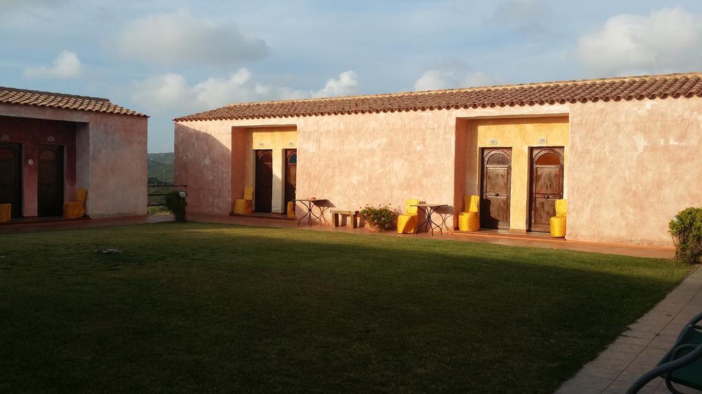 Hotel Ristorante La Tana Di Li Mazzoni Trinità dʼAgultu 外观 照片